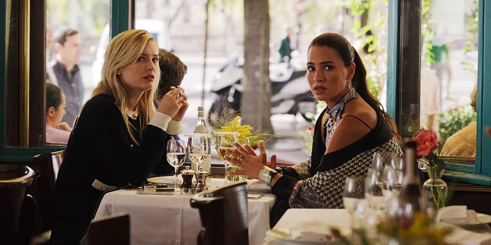 Camille Razat als Camille en Melia Kreiling als Sofia in de finale van seizoen 3 van Emily in Parijs