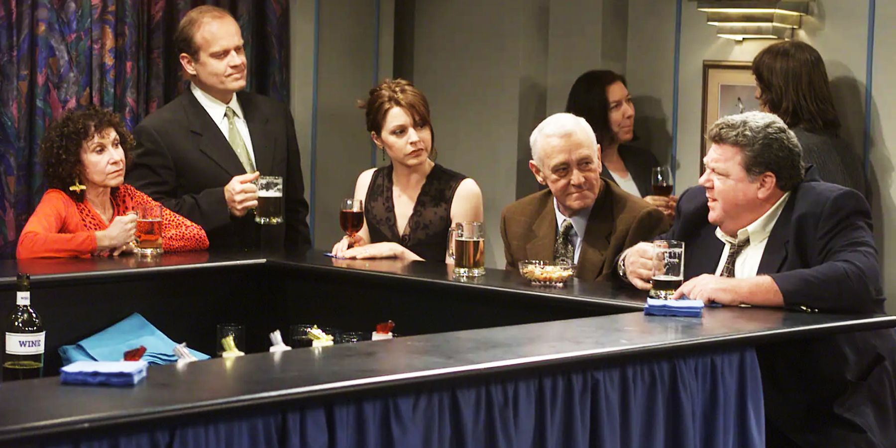 Rhea Perlman, Kelsey Grammer, Jane Leeves, John Mahoney e George Wendt em Frasier temporada 9, episódio 21, 