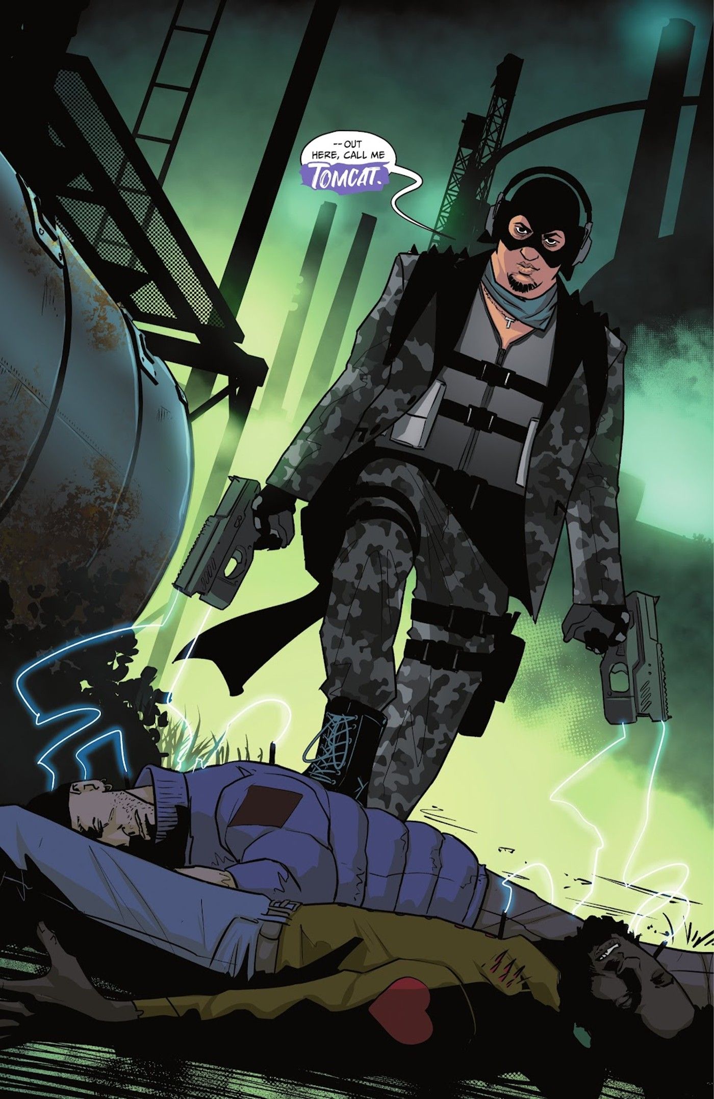 Catwoman's Ally Dario em camuflagem e máscara aparecendo como Tomcat