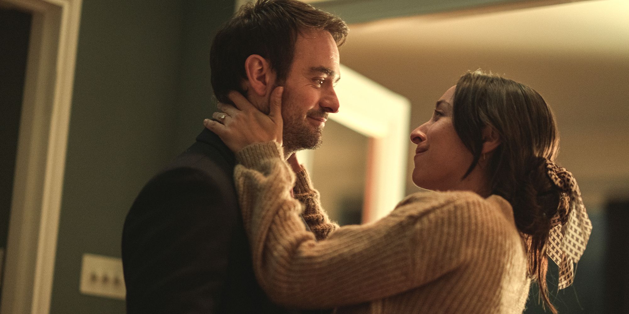 Charlie Cox como Adam Lawrence y Oona Chaplin como Maddy en Treason