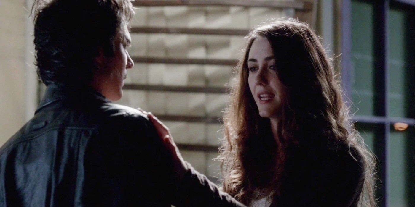 Charlotte conversando com Damon em The Vampire Diaries