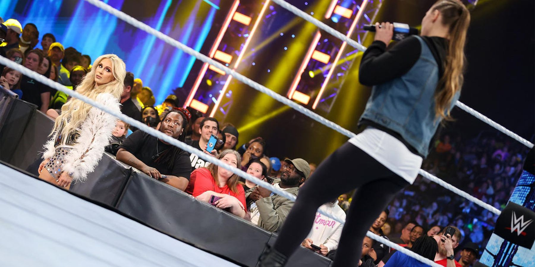 Charlotte Flair sai do ringue enquanto Ronda Rousey ainda está falando com ela durante um episódio do SmackDown em 2022.