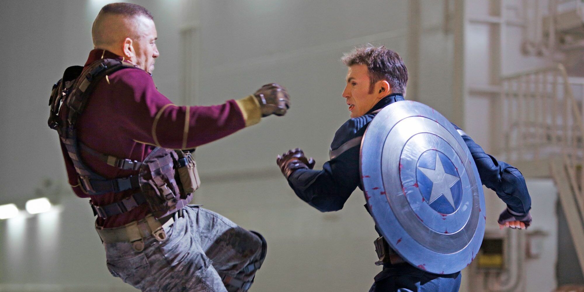 Chris Evans e George St Pierre como Capitão América e Batroc