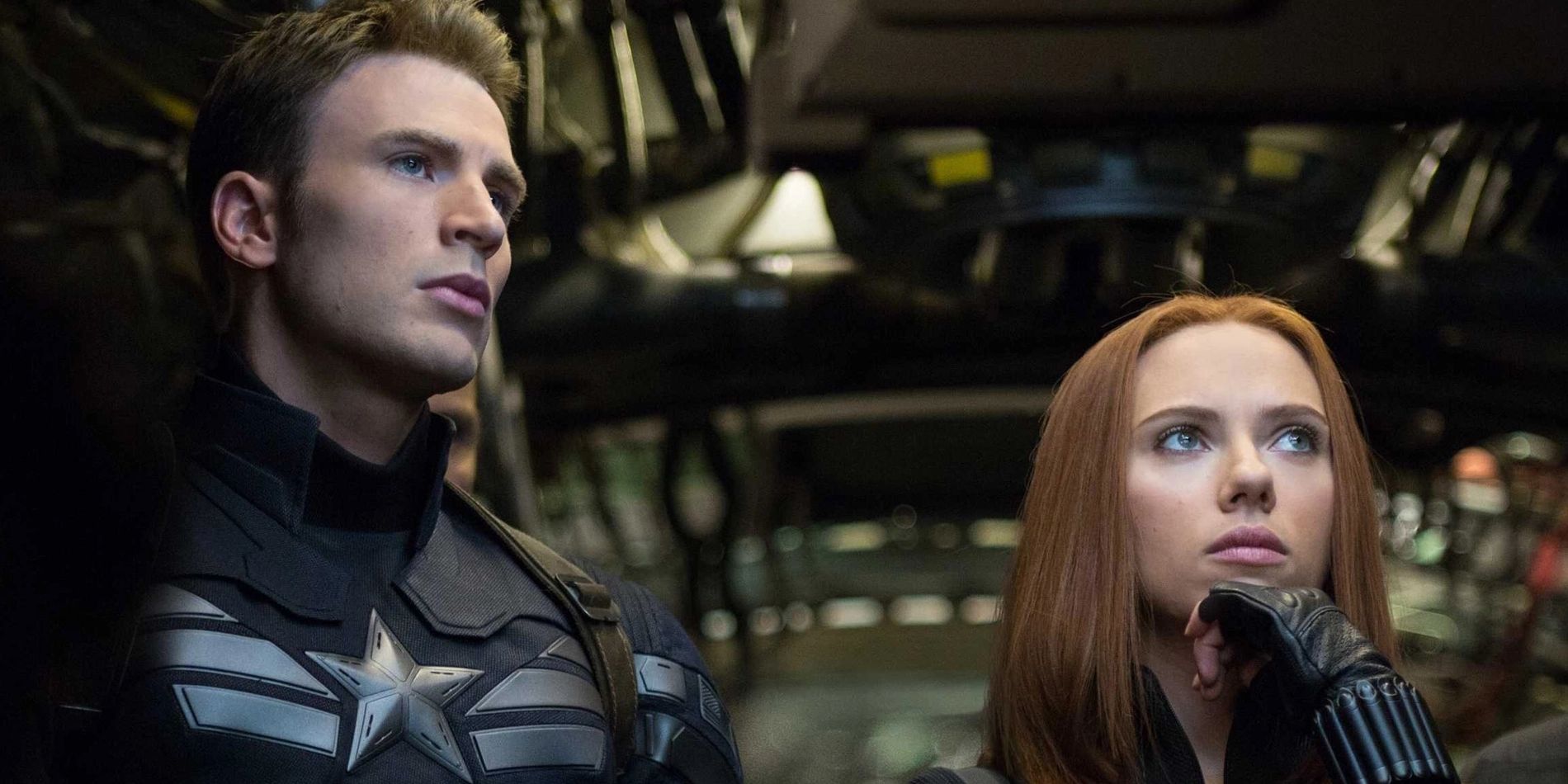 Chris Evans e Scarlett Johansson como Capitão América e Viúva Negra olhando fora da tela