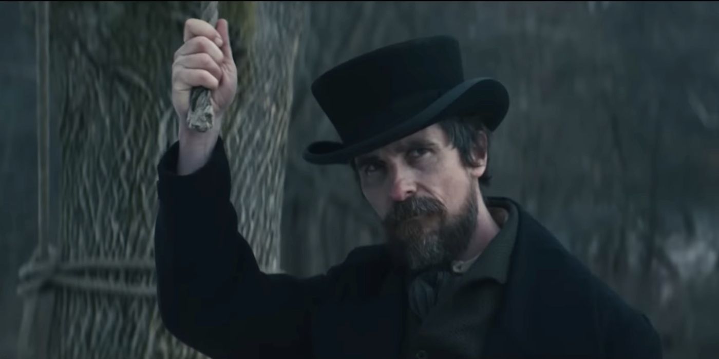 https://static1.srcdn.com/wordpress/wp-content/uploads/2022/12/christian-bale-as-detective-landor-holding-a-noose-in-the-pale-blue-eye.jpg