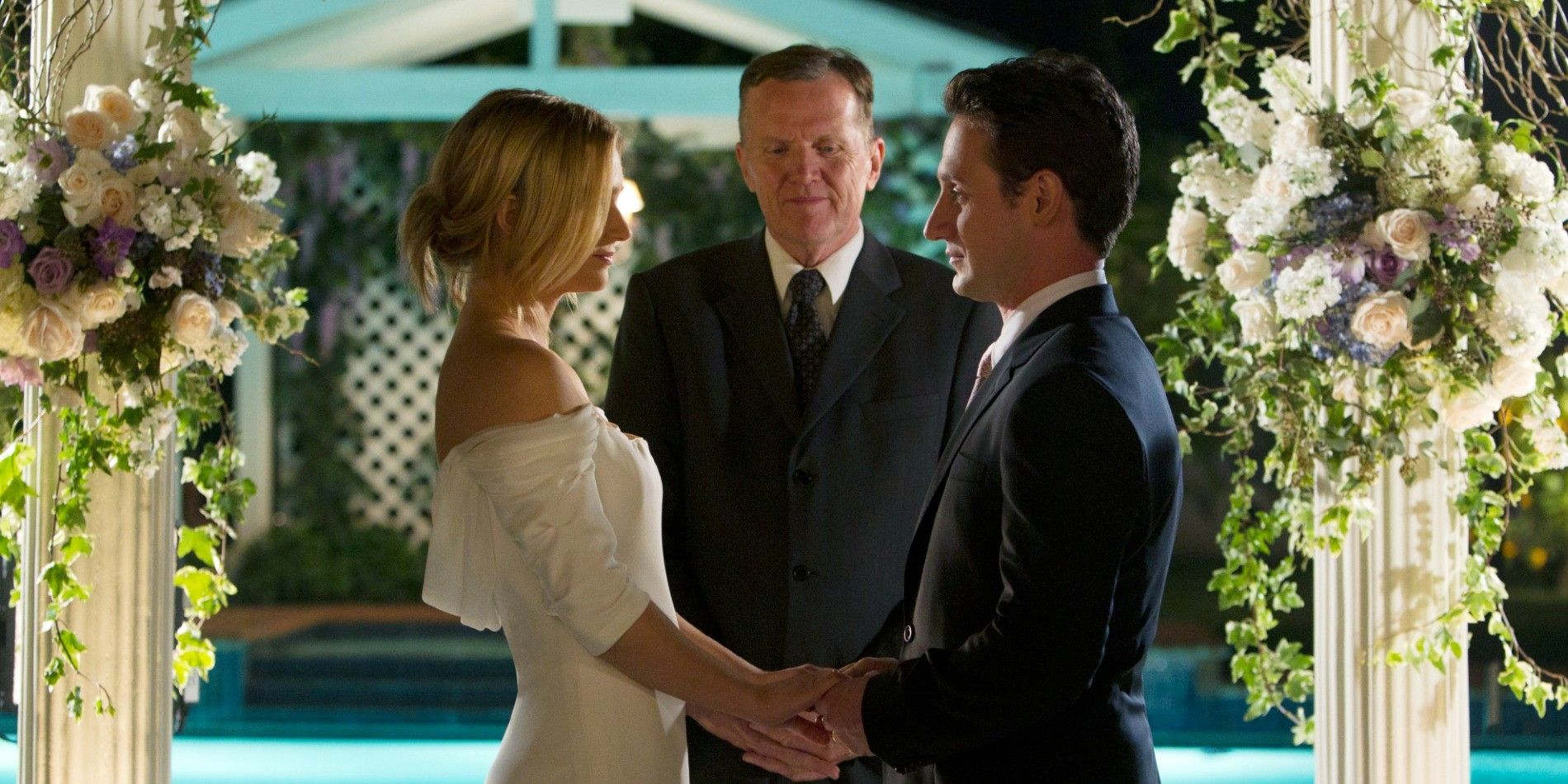Josh Stewart como Will e AJ Cook como JJ trocando votos em seu casamento em Criminal Minds