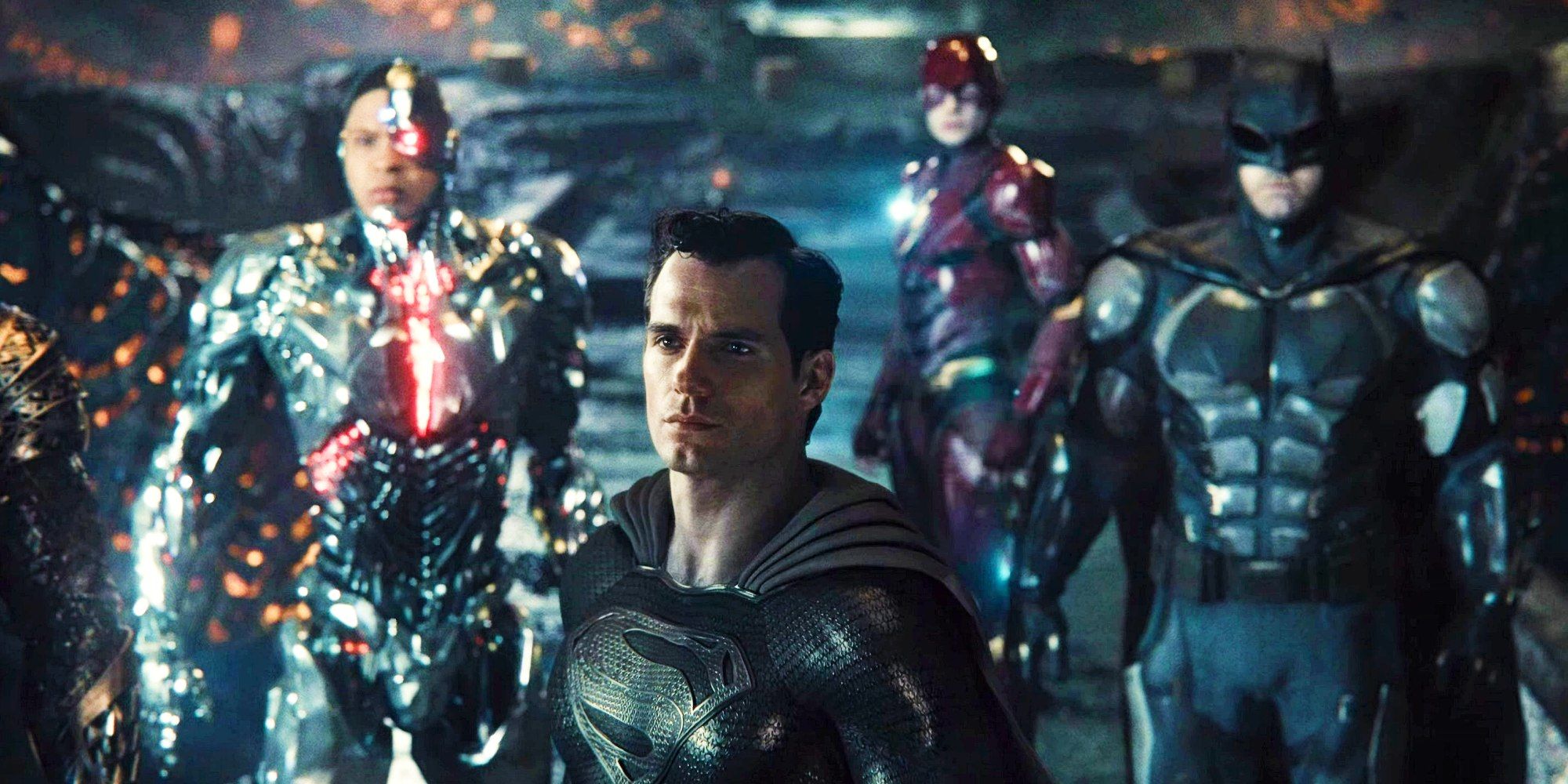 Cyborg, Superman, The Flash, dan Batman berdiri di tengah puing-puing pertempuran terakhir di Liga Keadilan Zack Snyder