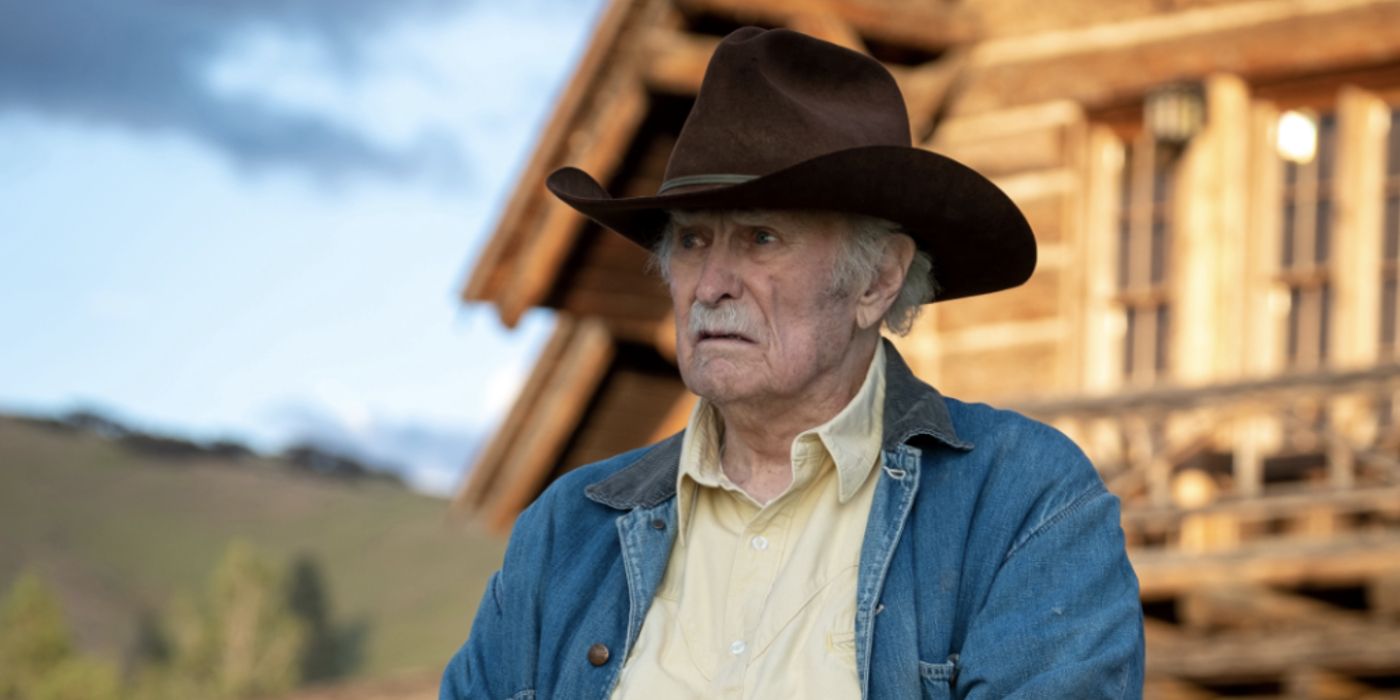 Dabney Coleman como John Dutton Jr. olhando pensativo em Yellowstone