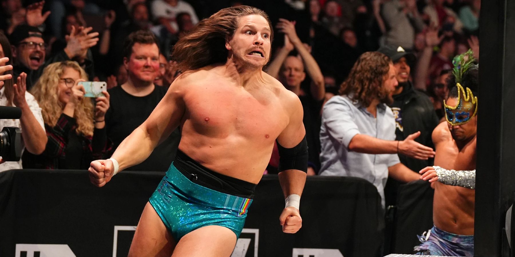 Dalton Castle tenta ultrapassar Chris Jericho durante uma partida pelo ROH World Championship em outubro de 2022.