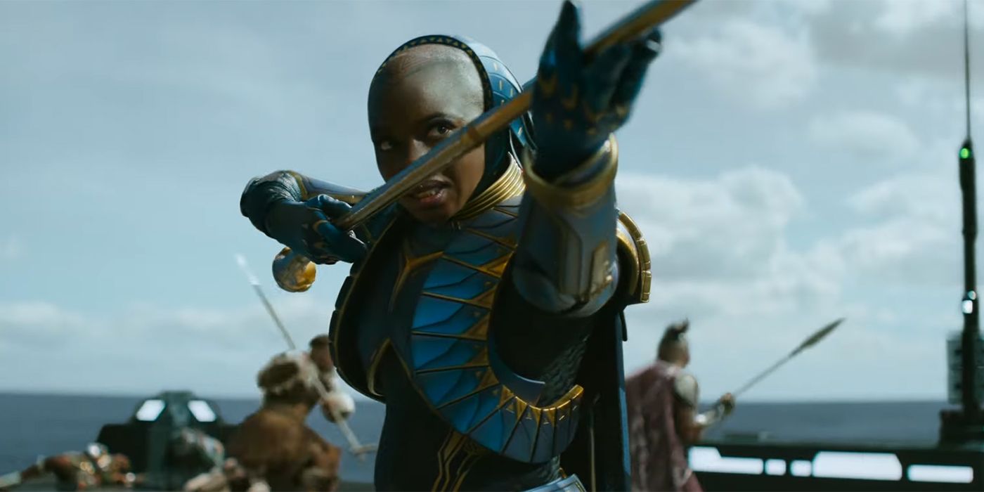 Danai Gurira como Okoye na armadura Black Panther Wakanda Foreverin Midnight Angle