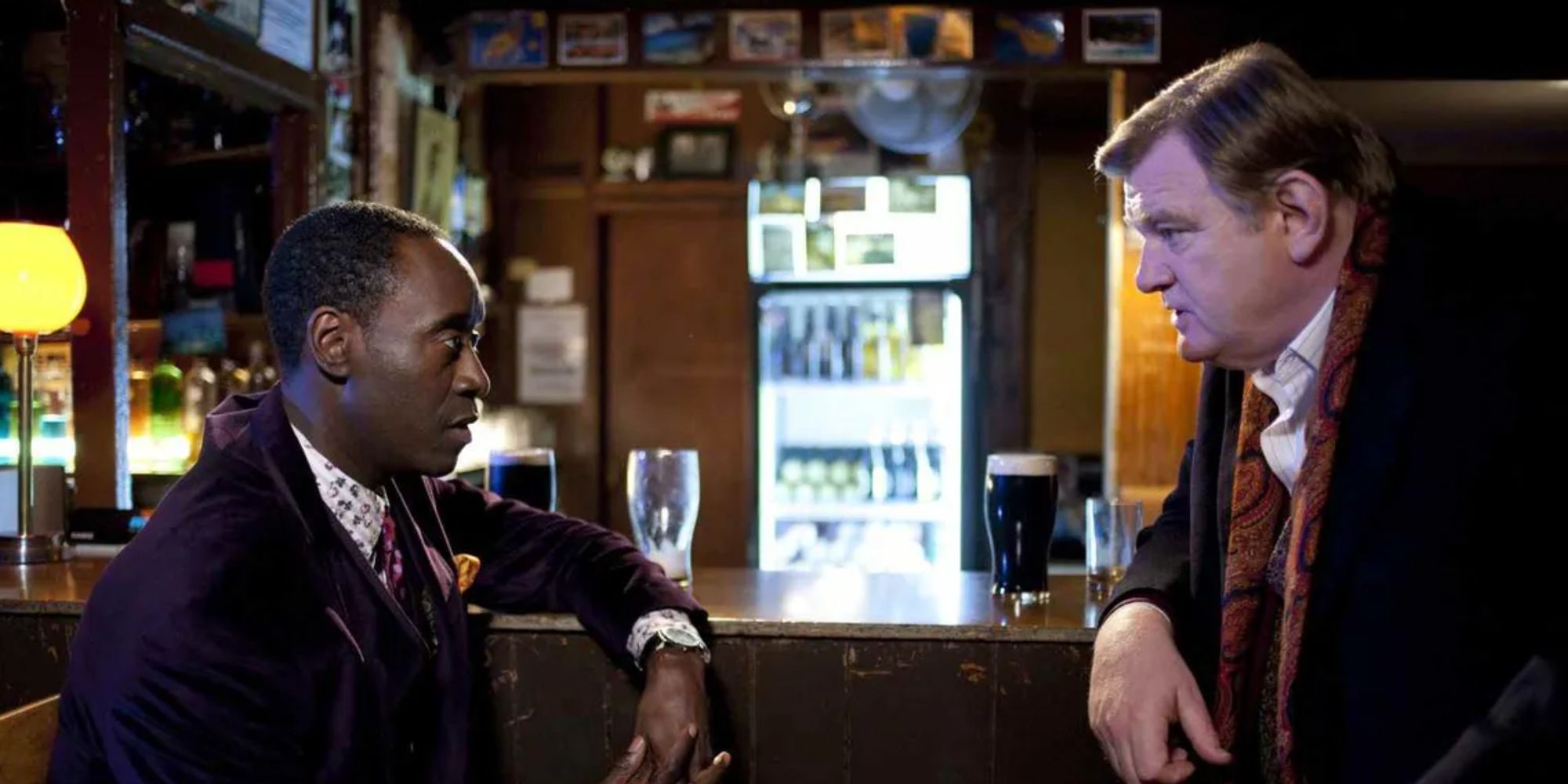 Don Cheadle e Brendan Gleeson conversando em um bar em The Guard (2011)