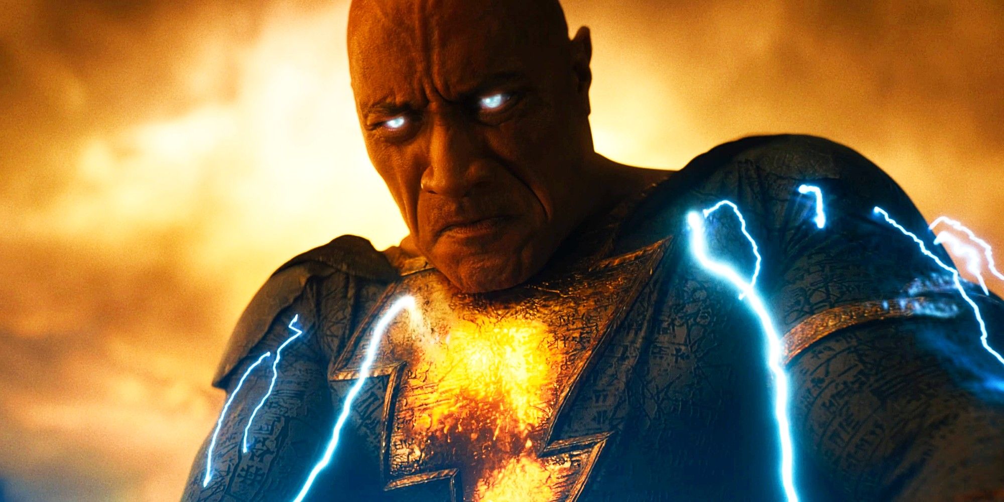 Dwayne Johnson como Adão Negro usa poderes de relâmpago de perto no filme Adão Negro