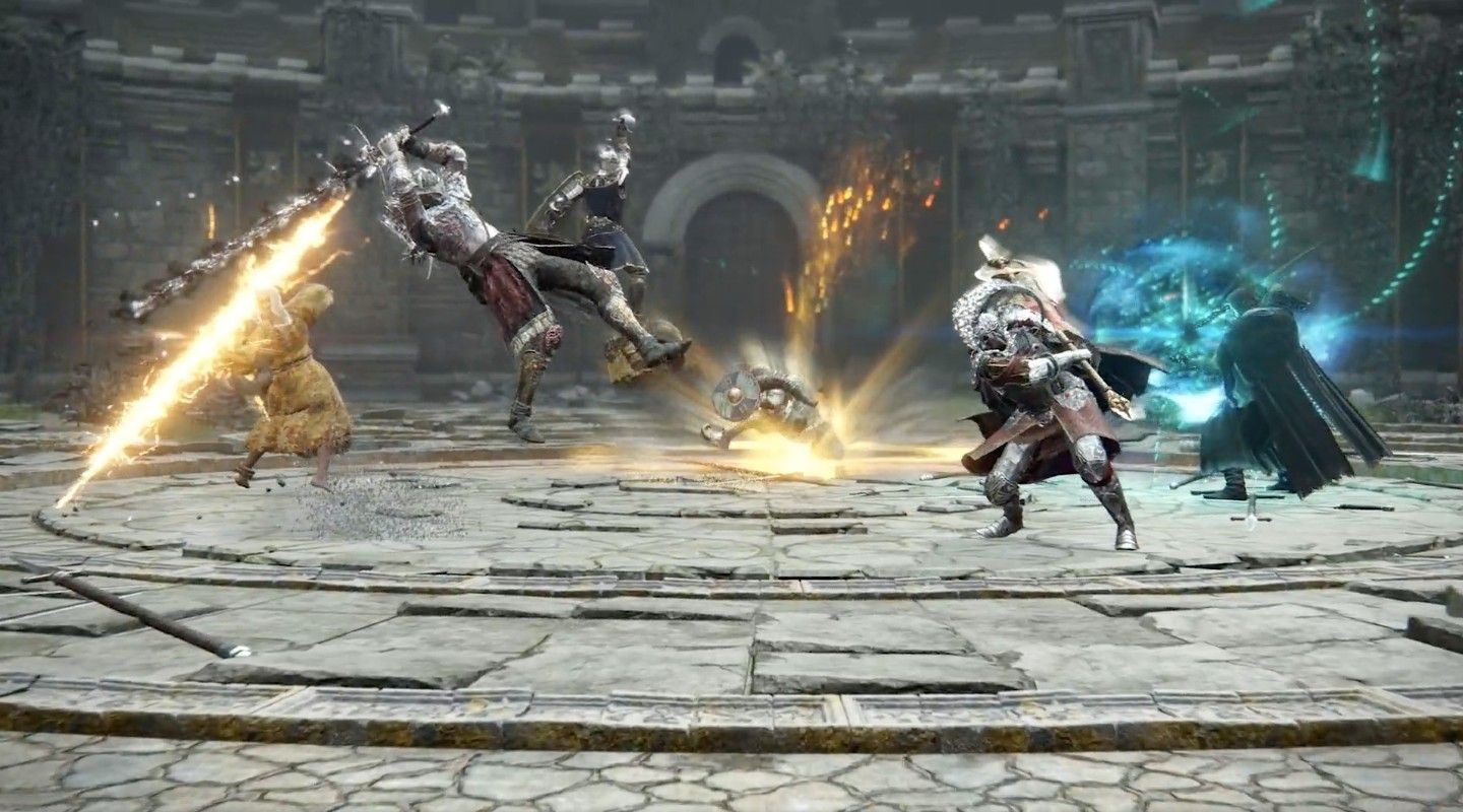 La batalla de Elden Ring Colosseum muestra a un luchador saltando en el aire con una espada hacia otro en el frente, otro rompiendo contra el suelo junto a otros luchadores lanzando magia en el fondo.