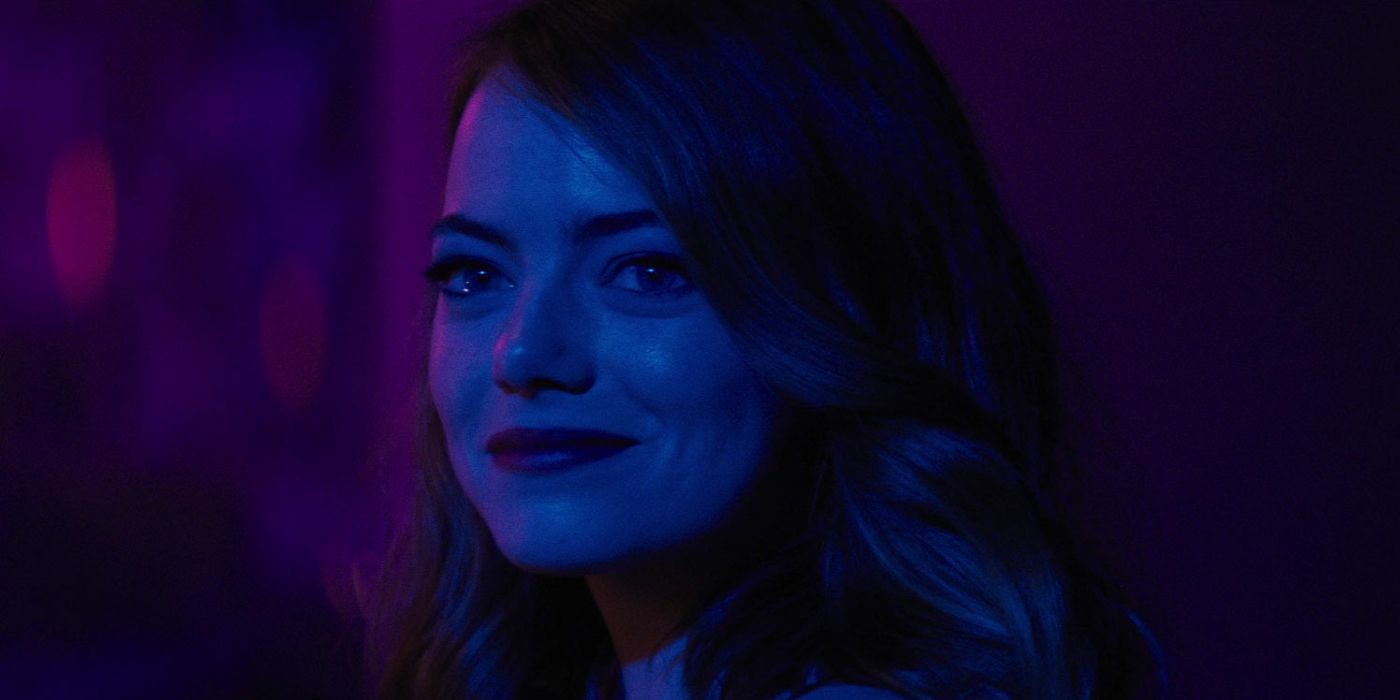 Emma Stone as Mia looking back and smiling in La La Land's ending