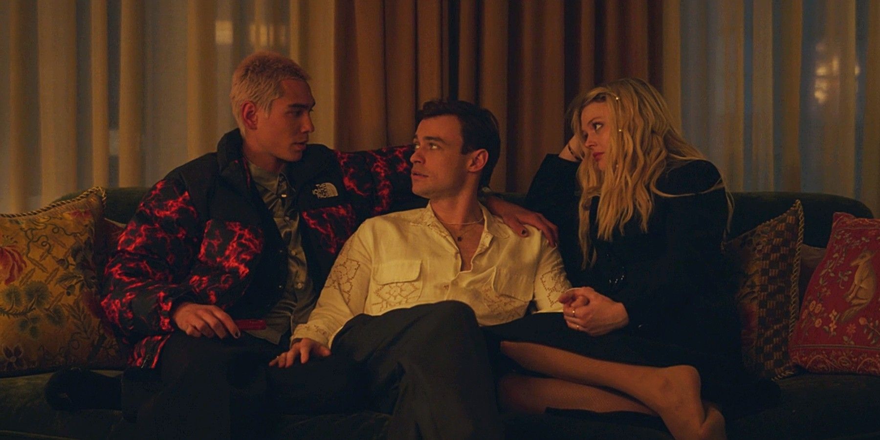 Evan Mock como Aki, Thomas Doherty como Max e Emily Alyn Lind como Audrey na reinicialização da 2ª temporada de Gossip Girl, episódio 2