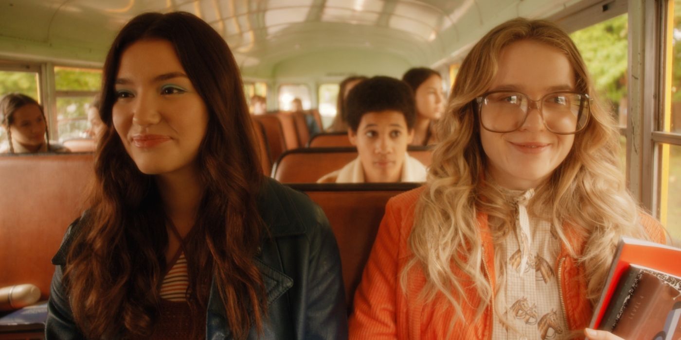 Tully y Kate sentadas en el autobús de la escuela secundaria en Firefly Lane