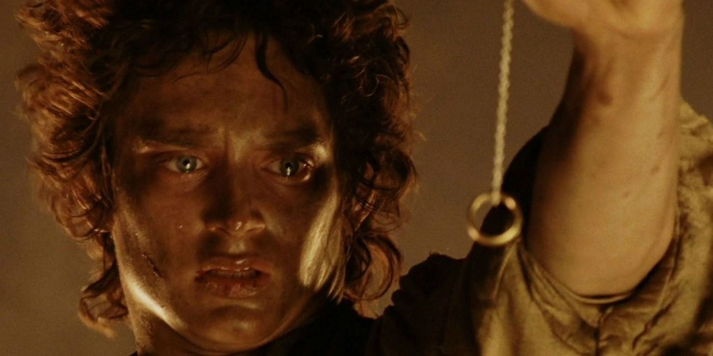 Frodo segurando o Anel no Senhor dos Anéis. 