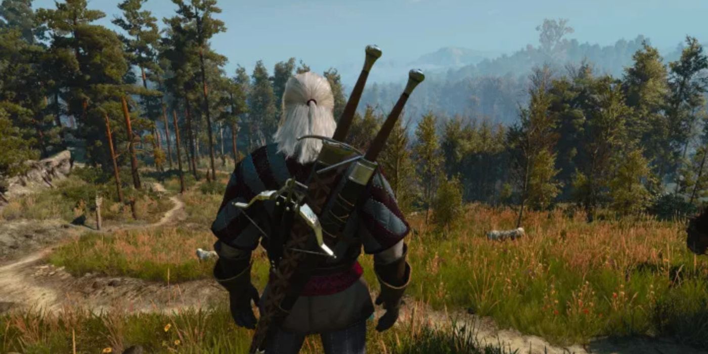 Geralt em pé no topo de um cume em The Witcher 3, com a câmera muito mais perto de suas costas do que o padrão do jogo.