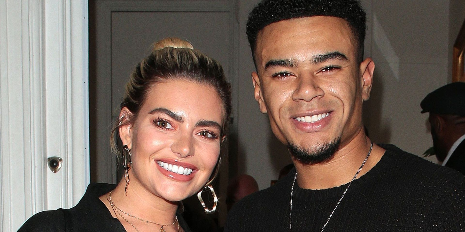 Wes e Megan Love Island, 4ª temporada, sorrindo para as câmeras