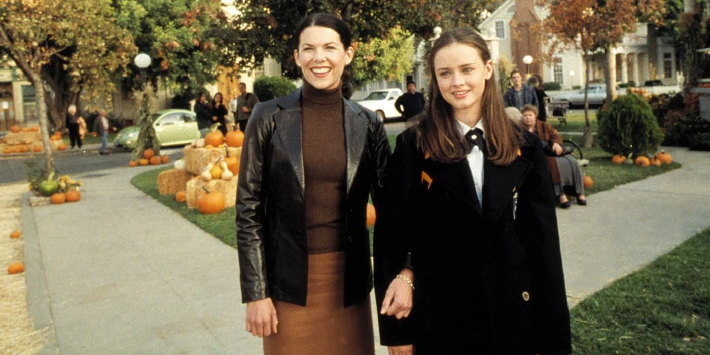Lorelai and Rory walking in Stars Hollow in Gilmore Girls