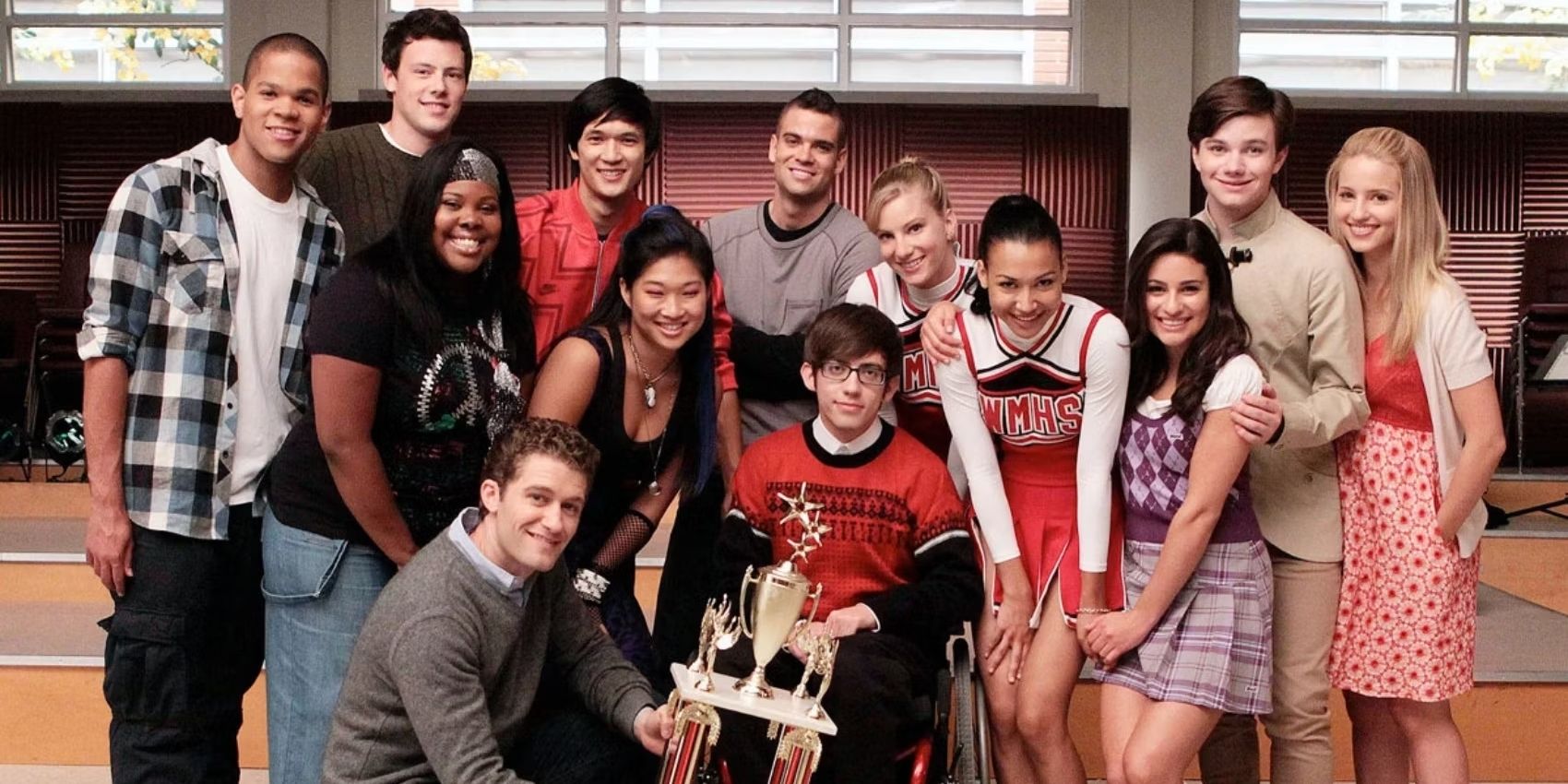 Cast Of Glee Season 1 in a promotional image