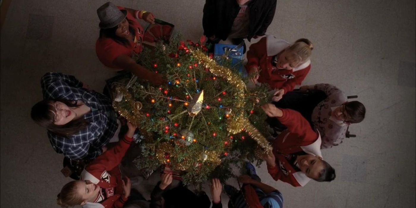 Les New Directions lèvent les yeux en décorant leur sapin de Noël dans Glee.