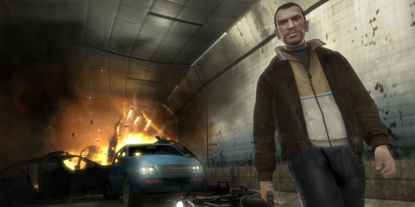 Niko de GTA 4 s'éloignant d'une explosion dans un tunnel automobile de Liberty City, pistolet dégainé.