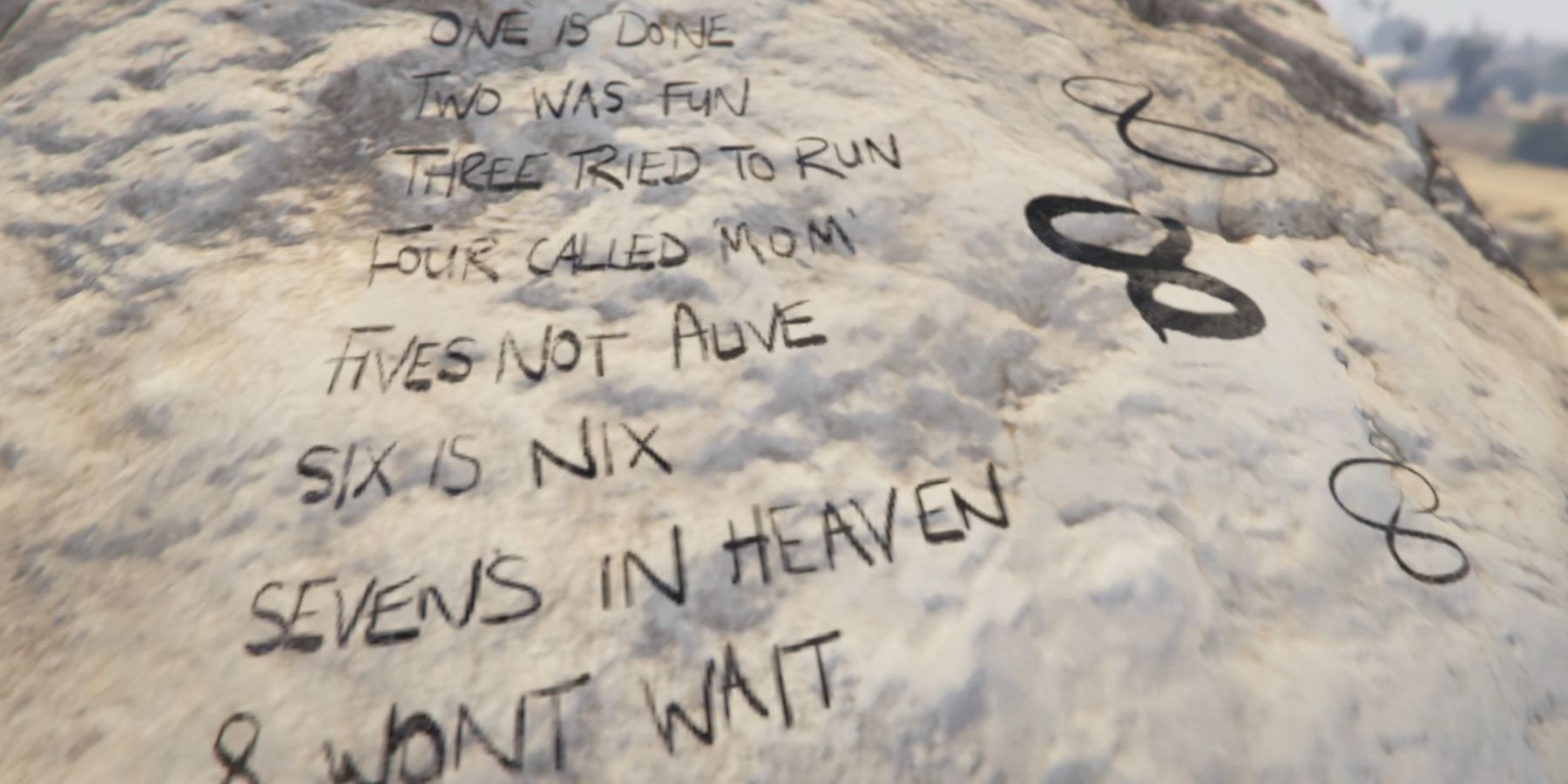 Een gedicht geschreven op een rots door Infinity Killer uit GTA 5, dat luidt: 