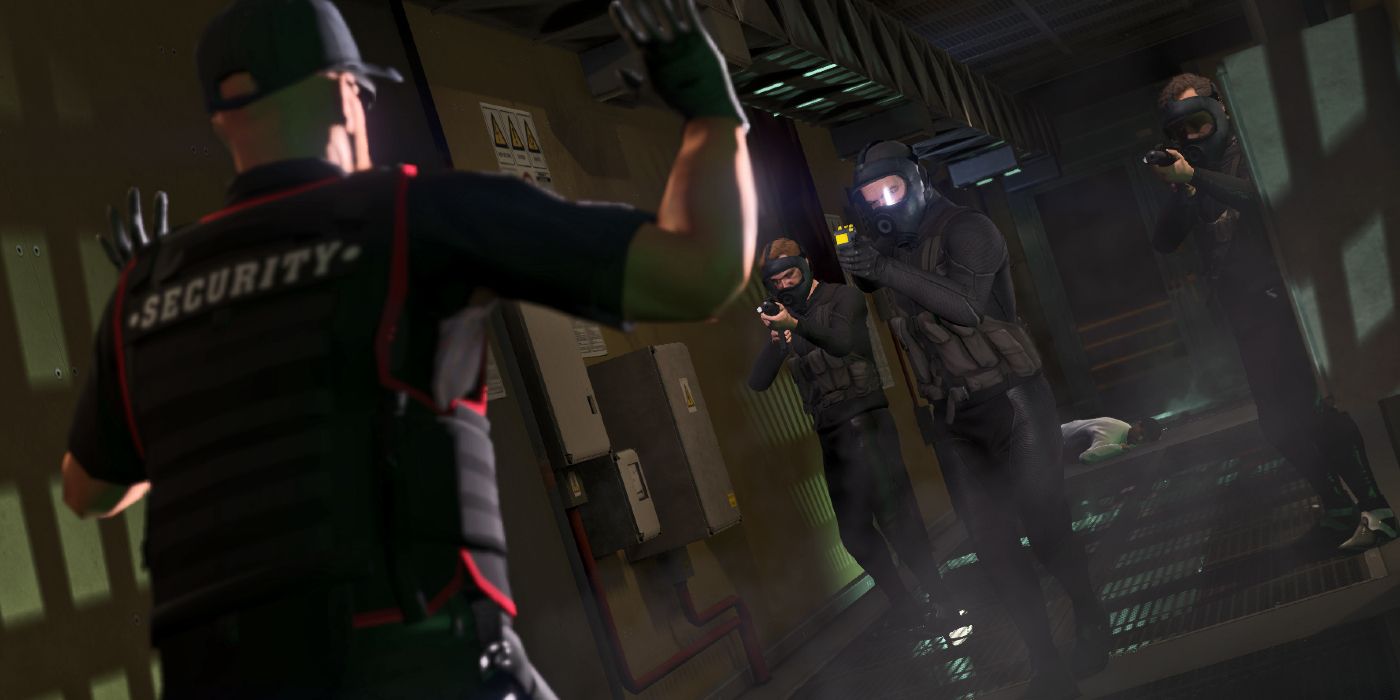 Três personagens em GTA 5 segurando um homem com um colete que diz 