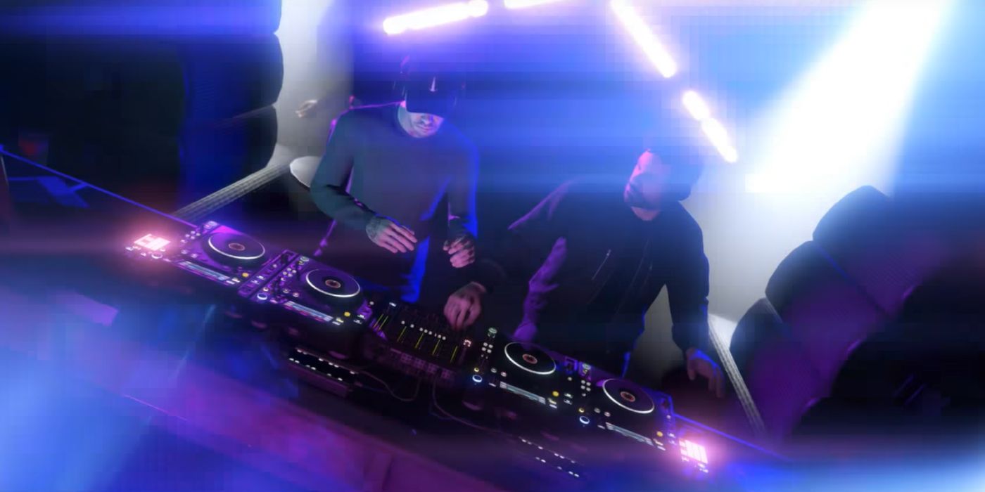 Dois DJs trabalhando em uma boate no GTA Online.