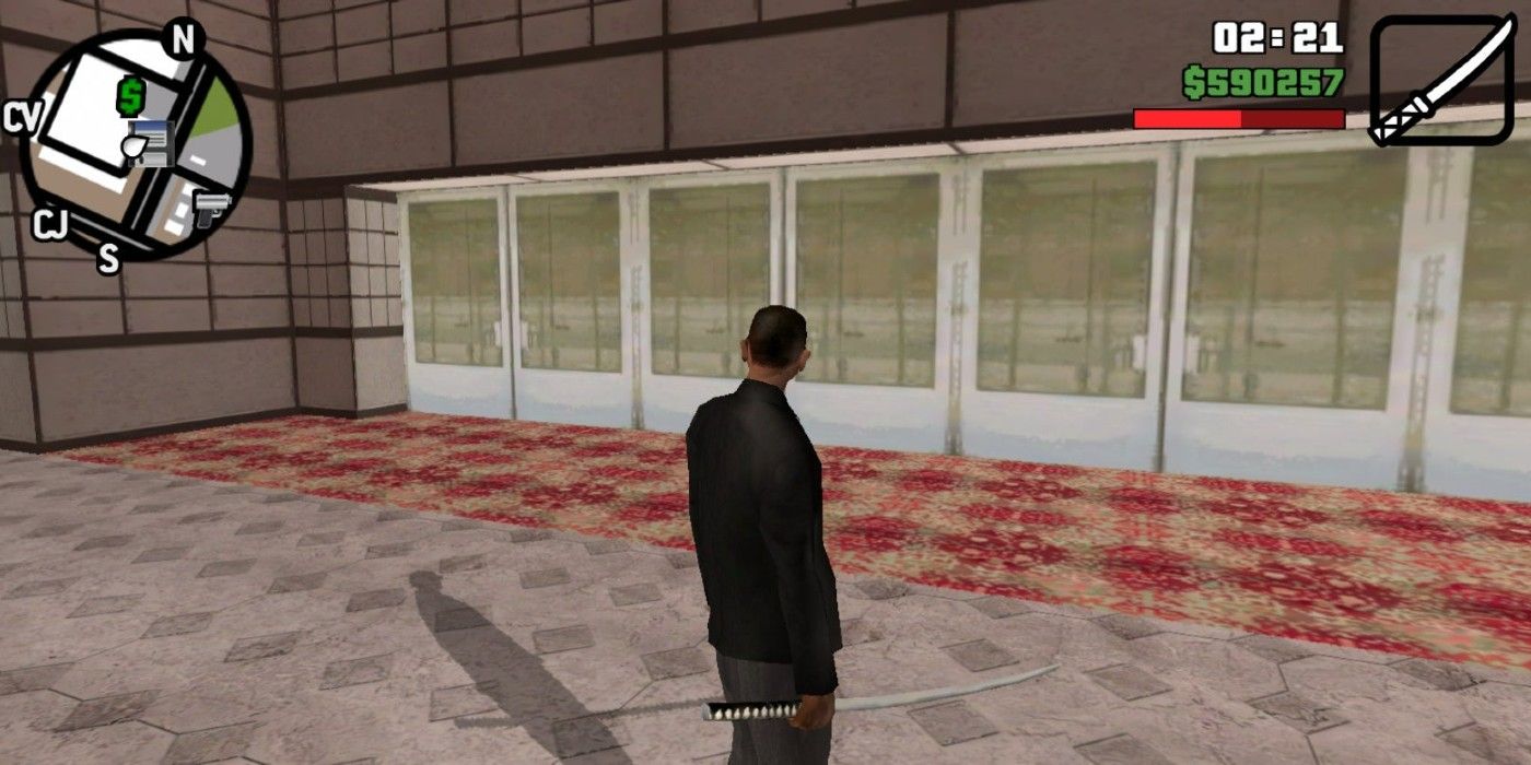 CJ staat op de stoep buiten de deuren van een gebouw, met een katana in Grand Theft Auto: San Andreas.