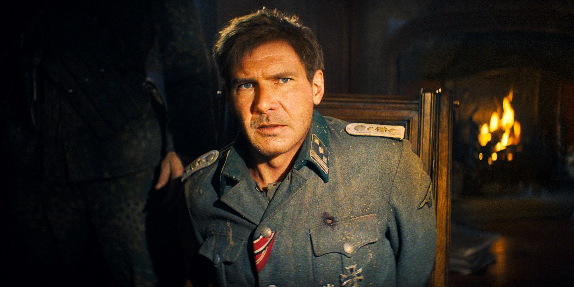 Harrison Ford como Indiana Jones amarrado a uma cadeira em Indiana Jones e o mostrador do destino