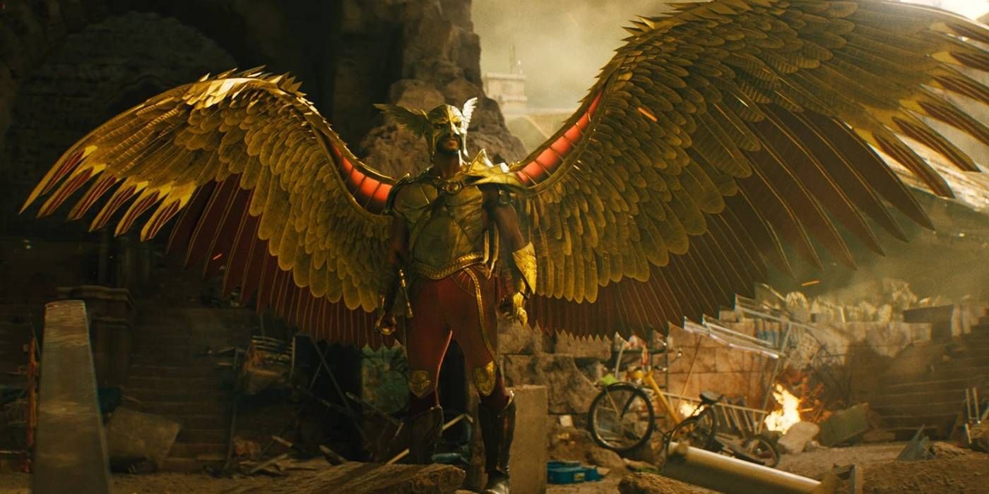 Hawkman com asas abertas em Black Adam 