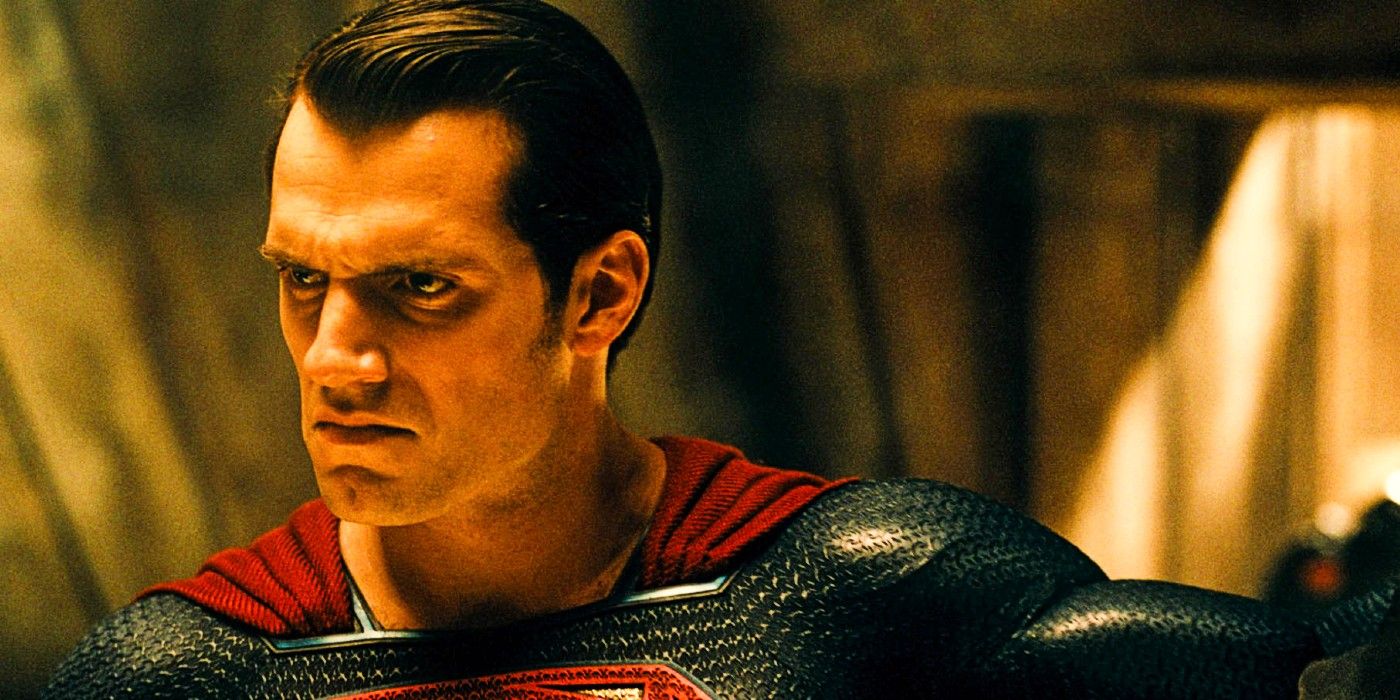 Superman de Henry Cavill olhando com raiva. 