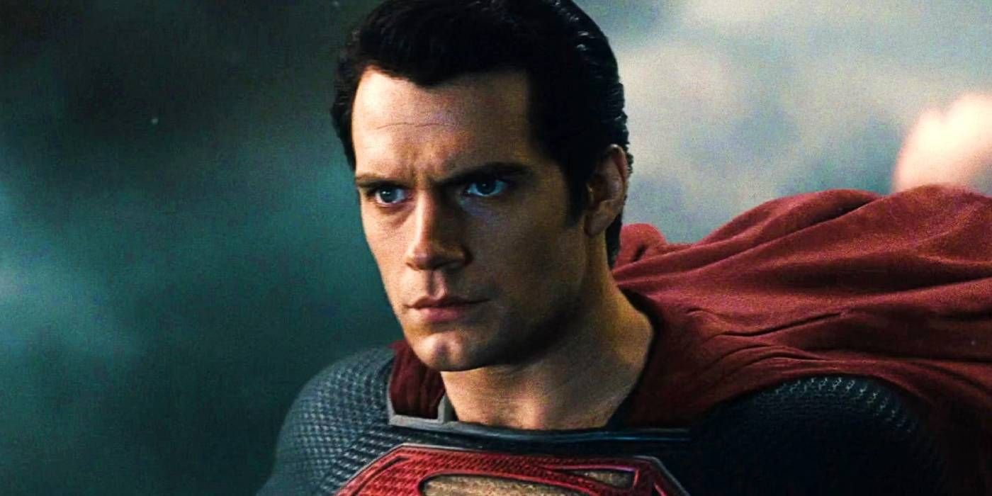 Henry Cavill como Superman em Man of Steel voando no ar severamente