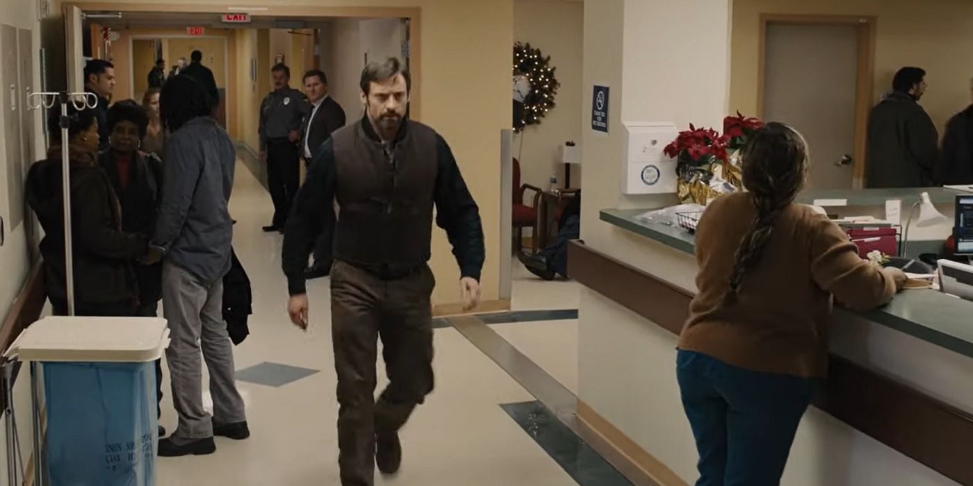 Hugh Jackman como Keller en la escena de la persecución en el hospital de prisioneros