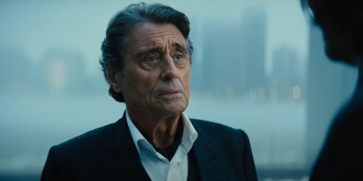 Ian McShane parece preocupado em John Wick Capítulo 4 