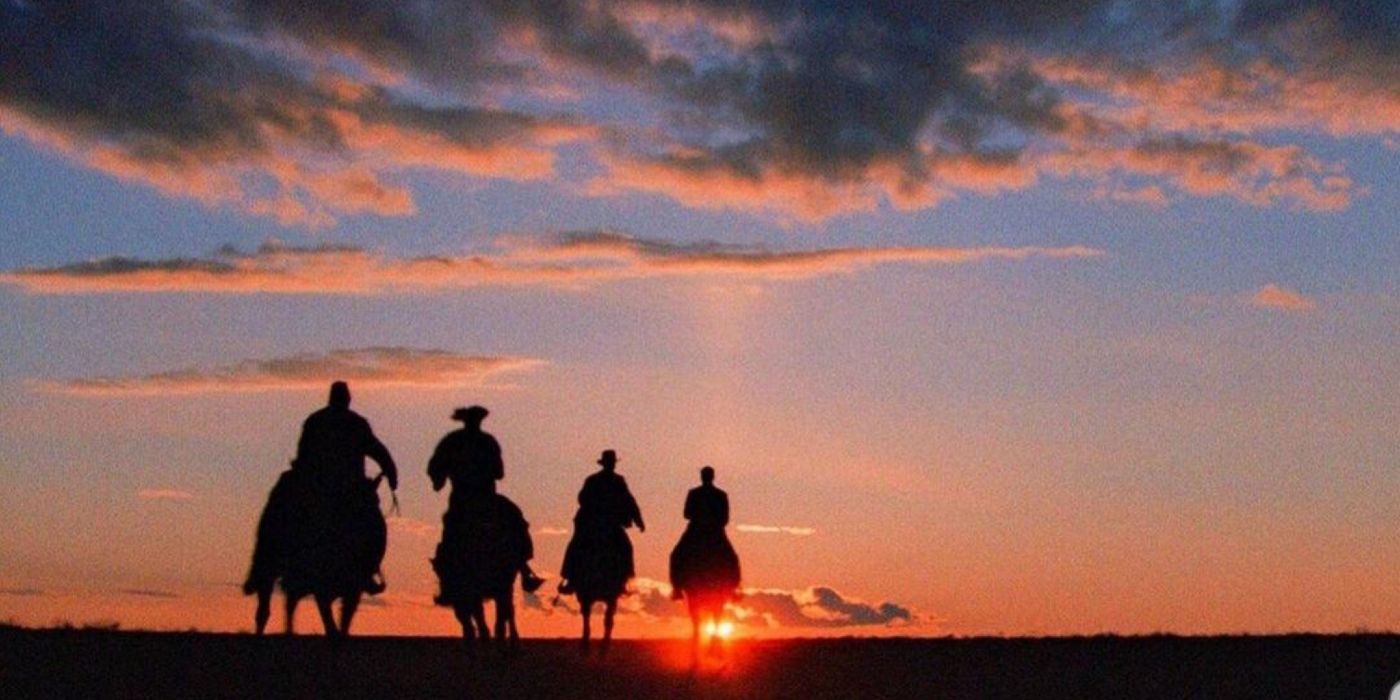 Indiana Jones part au coucher du soleil avec Henry Jones Sr, Sallah et Marcus.