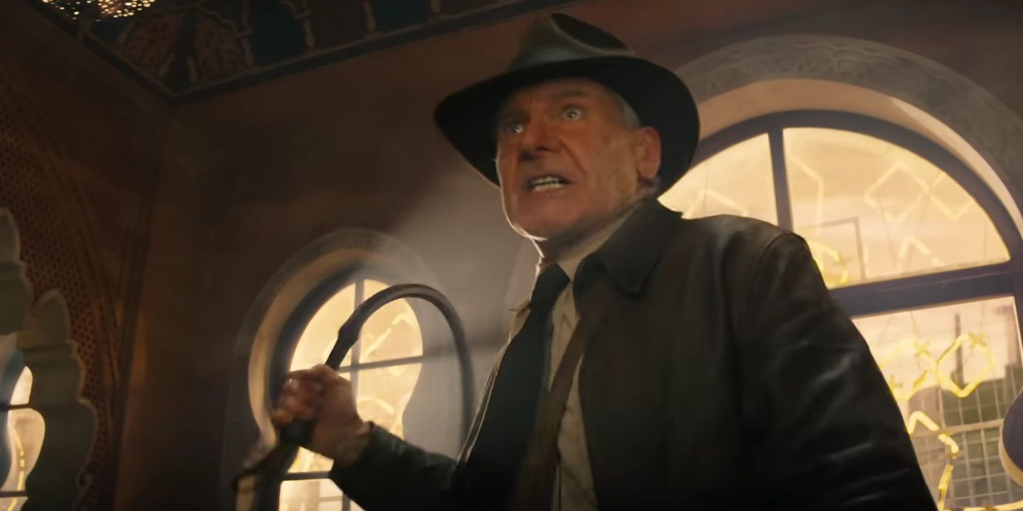 Indy segurando seu chicote e parecendo preocupado em Indiana Jones e o Dial of Destiny.