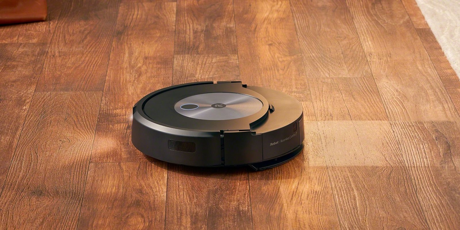 Um aspirador robótico Roomba modelo J7+ movendo-se em uma casa.