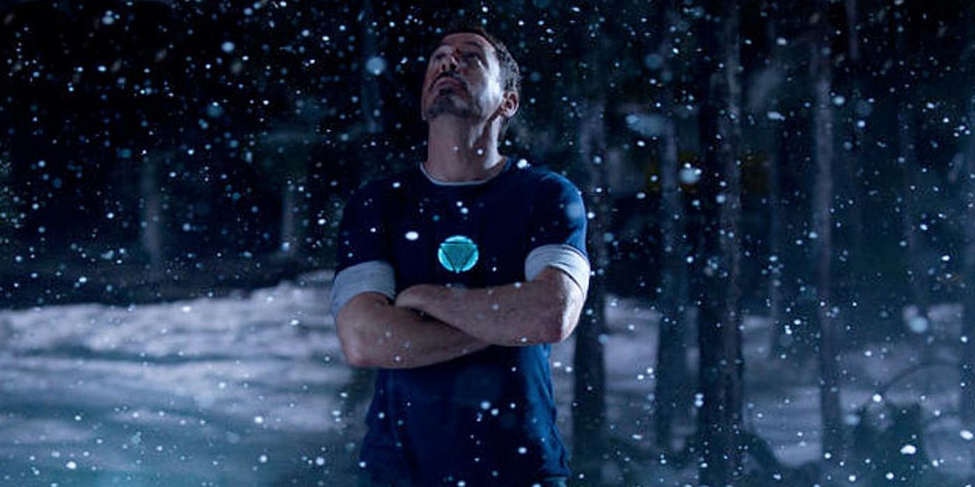 Robert Downey Jr. parado na neve em Homem de Ferro 3.