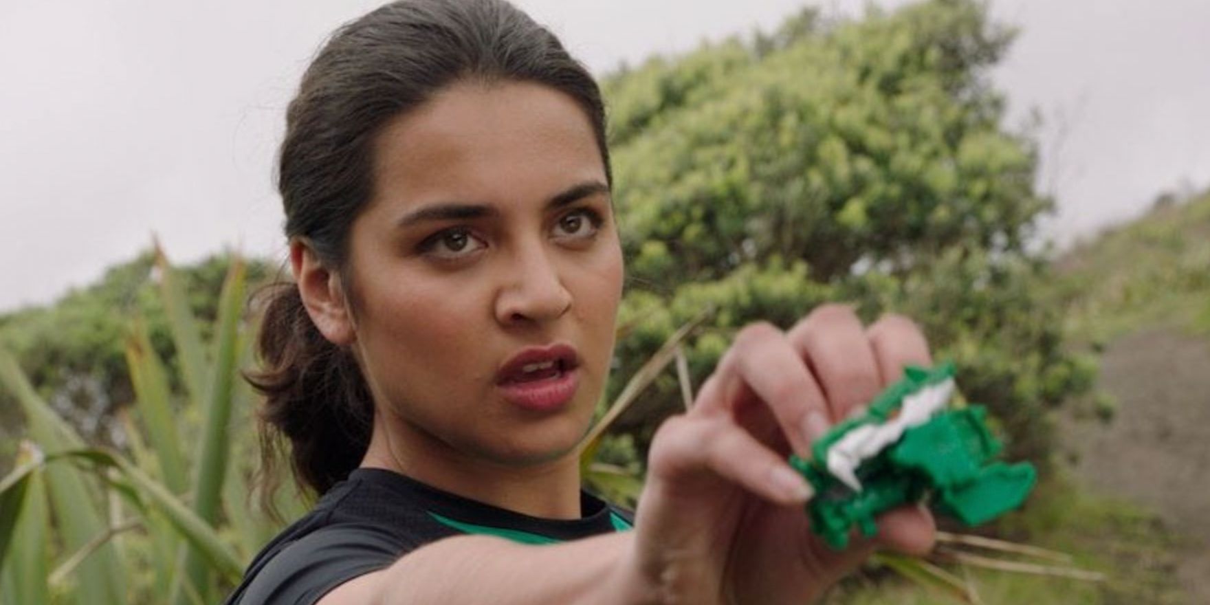 Izzy holds up her ranger key in Power Rangers Dino Fury