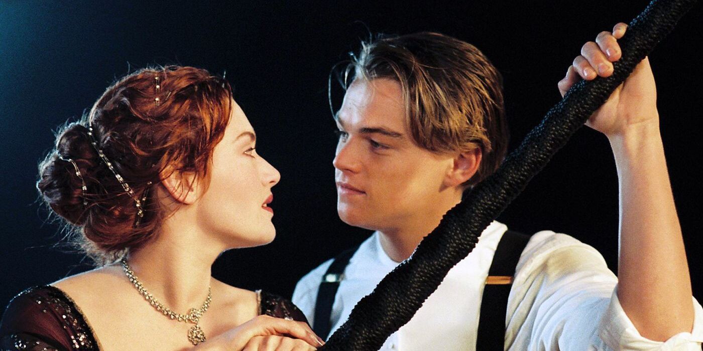 Jack et Rose interprétés par Leonardo DiCaprio et Kate Winslet se regardent dans Titanic