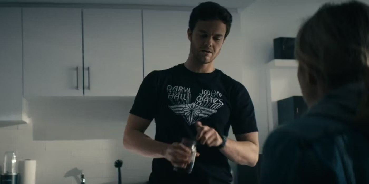 Jack Quaid como Hughie abrindo o frasco em The Boys