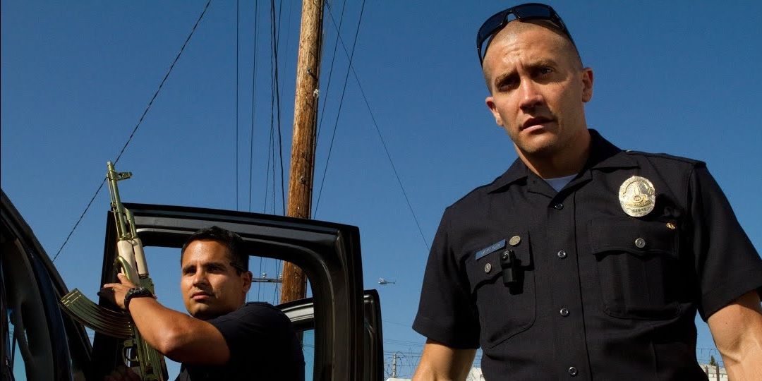 Jake_Gyllenhaal_and_Michael_Pena_in_police_uniforms_in_End_of_Watch