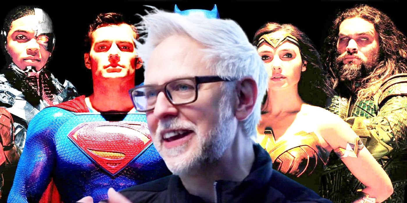 Image mélangée d'un sourire James Gunn et Superman, Cyborg, Wonder Woman et Aquaman en arrière-plan