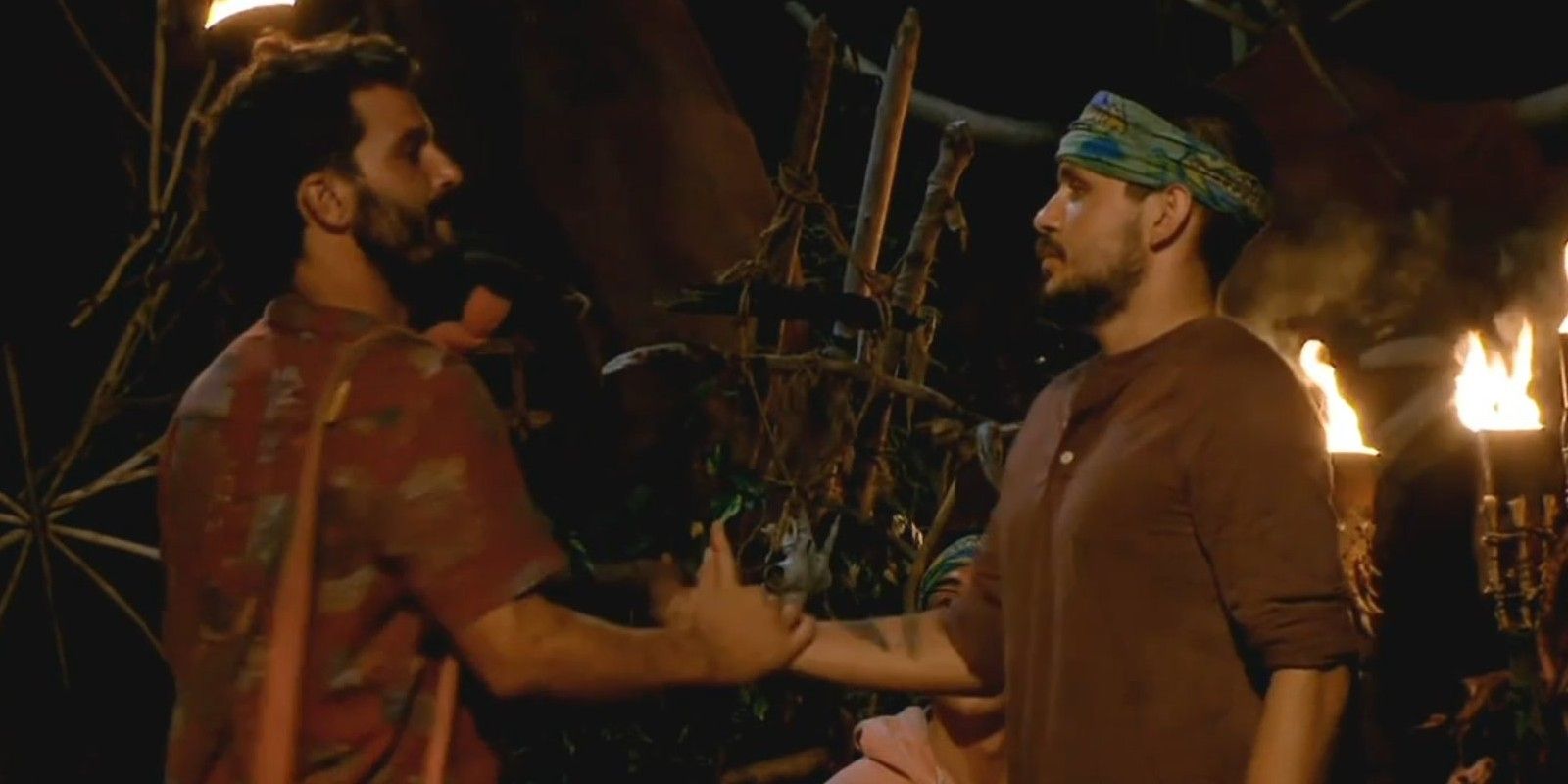 Jesse Lopez e Cody Assenmacher apertando as mãos no Survivor 43