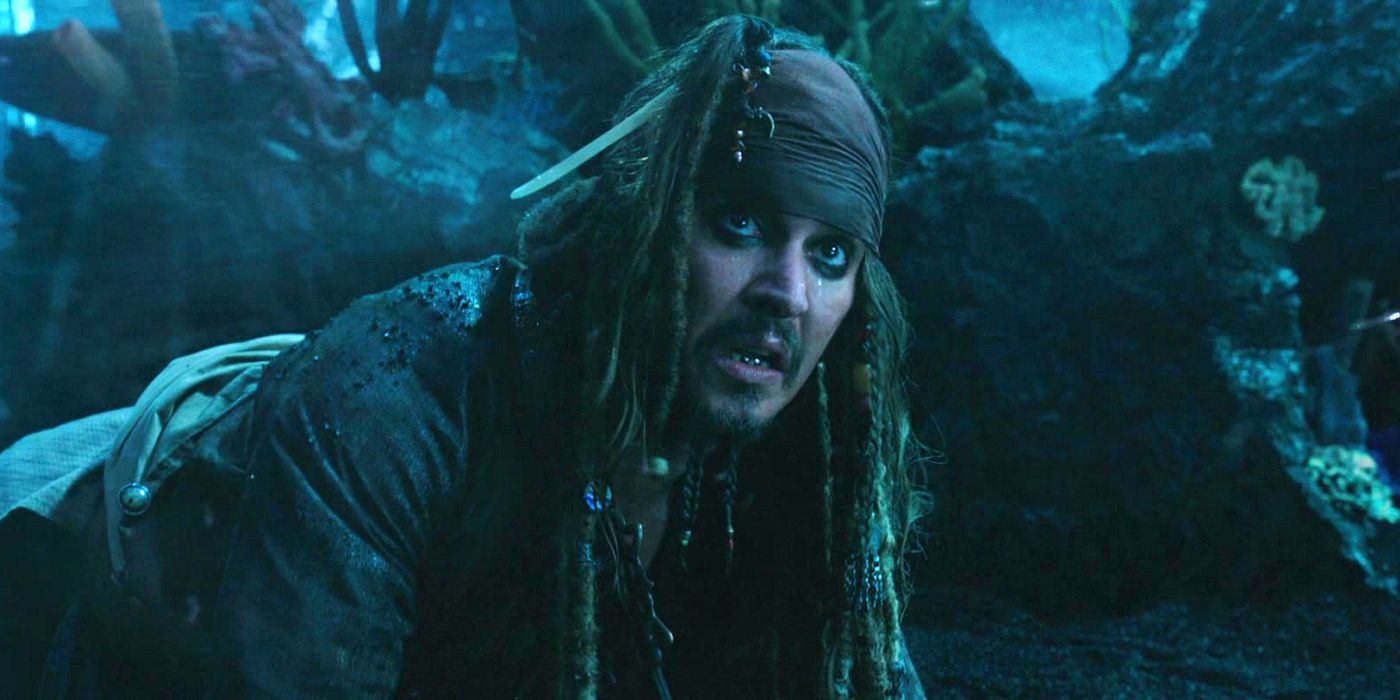 Johnny Depp como Jack Sparrow em Piratas do Caribe Homens Mortos Não Contam Histórias