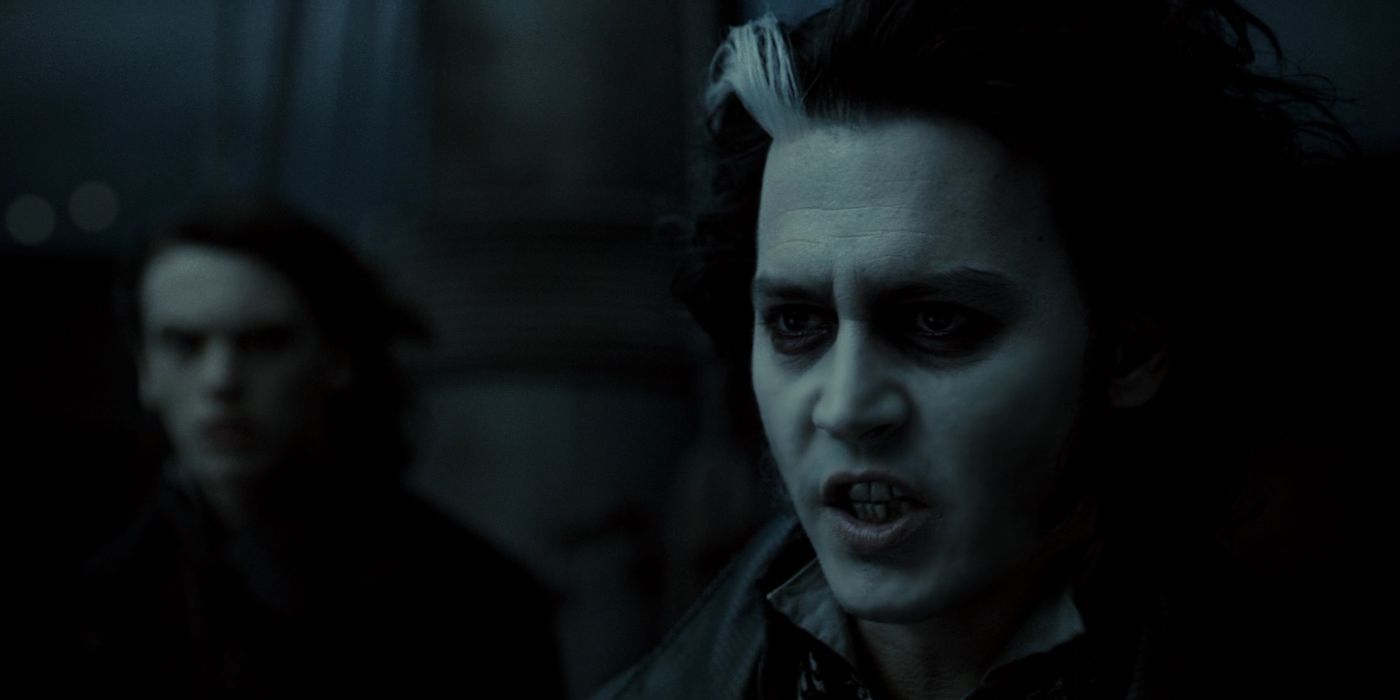 Johnny Depp em Sweeney Todd: O Barbeiro Demoníaco da Rua Fleet dirigido por Tim Burton