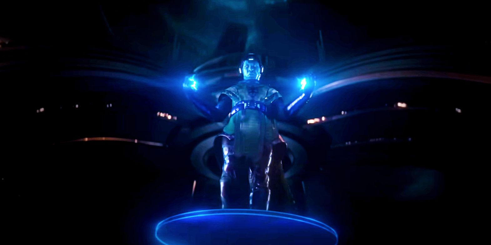 Jonathan Majors dans le rôle de Kang le Conquérant flottant haut avec les bras tendus dans Ant-Man and the Wasp Quantumania